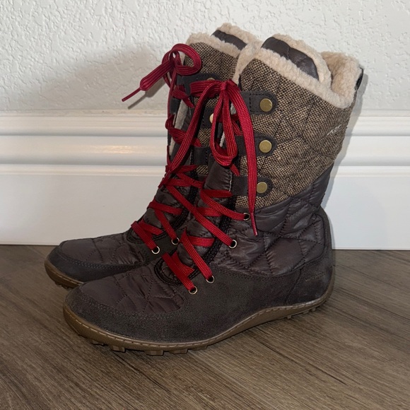 Women's  Columbia Quilted Winter Boots with Red Laces - Picture 1 of 6